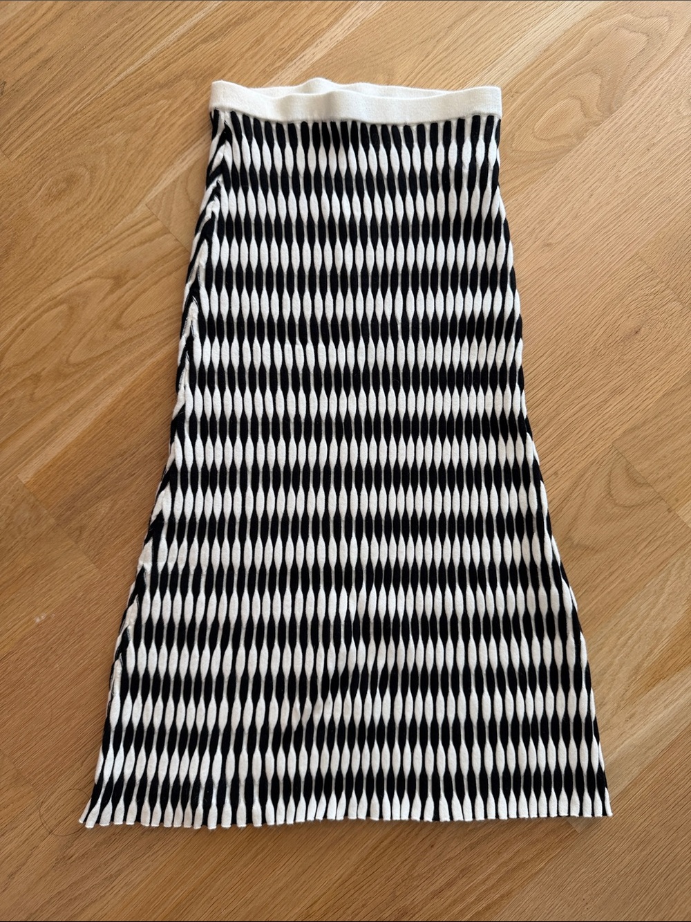 Lucy Paris Black and White Geometric A-Line Knit Skirt